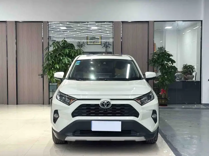 Vehicle photo 2
