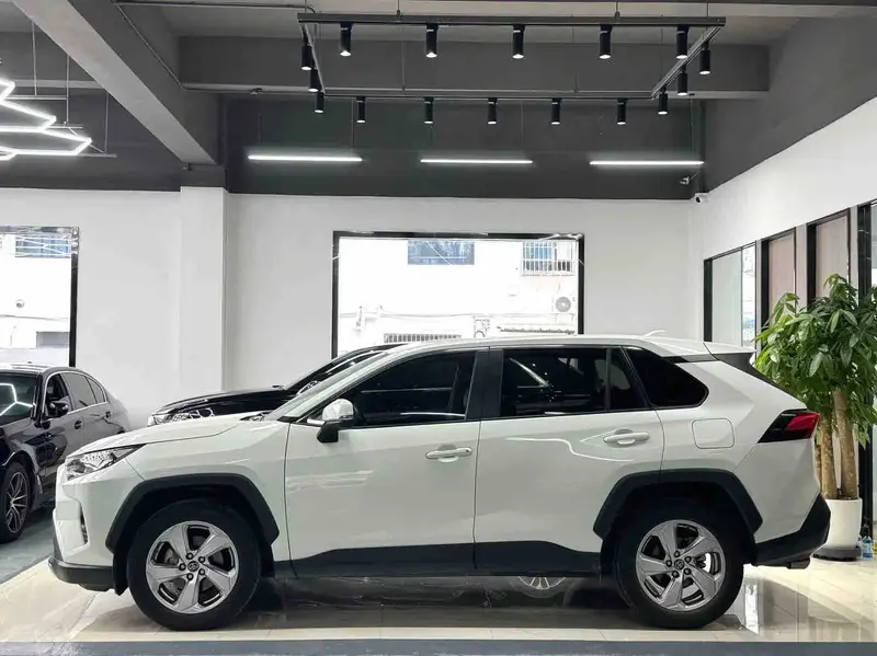 Vehicle photo 3