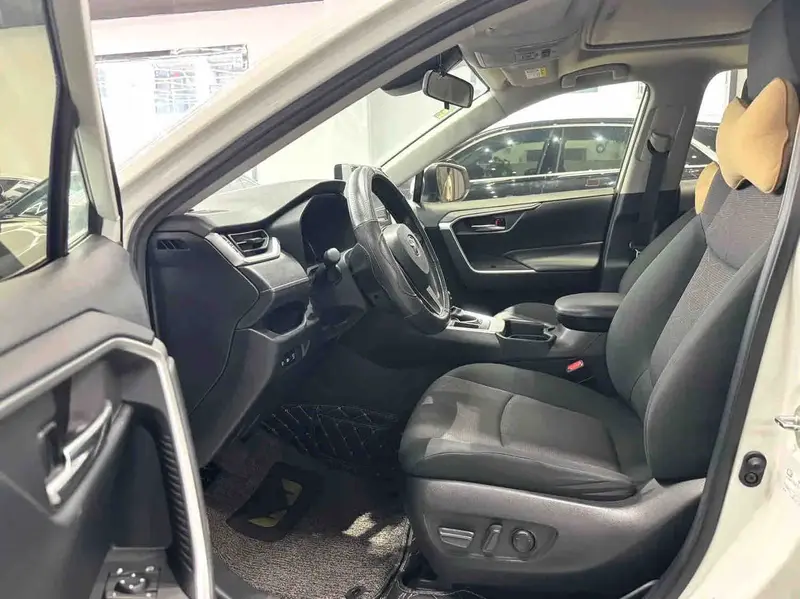 Vehicle photo 6