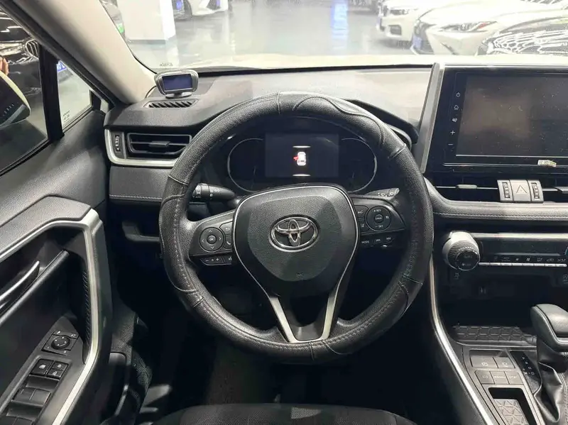 Vehicle photo 8