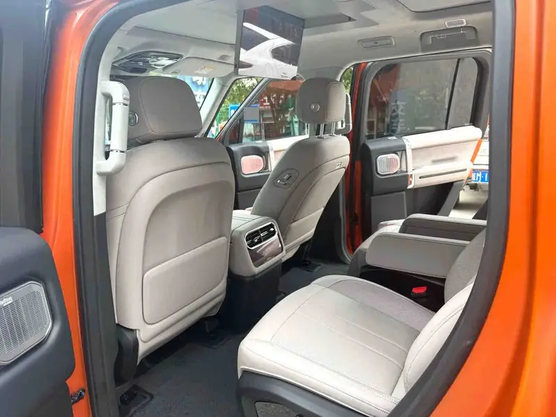 Vehicle photo 7