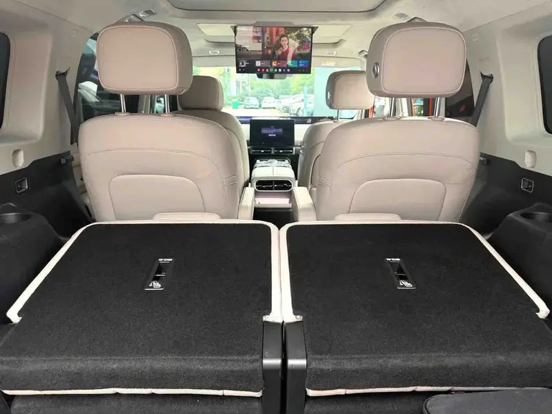 Vehicle photo 8
