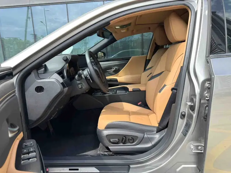 Vehicle photo 4