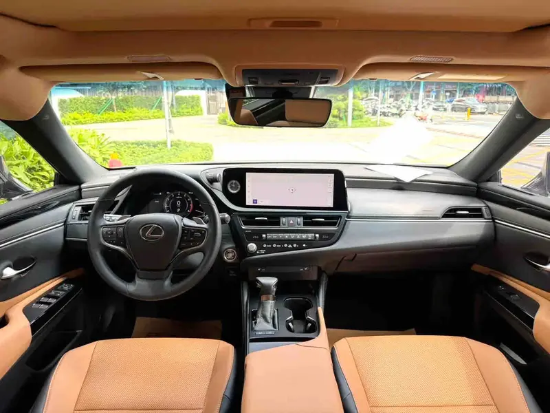 Vehicle photo 5