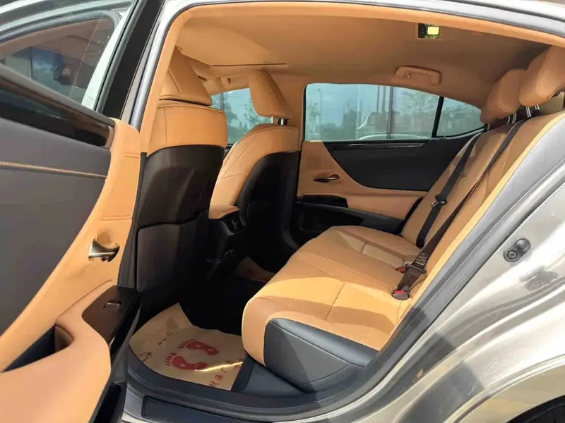 Vehicle photo 6