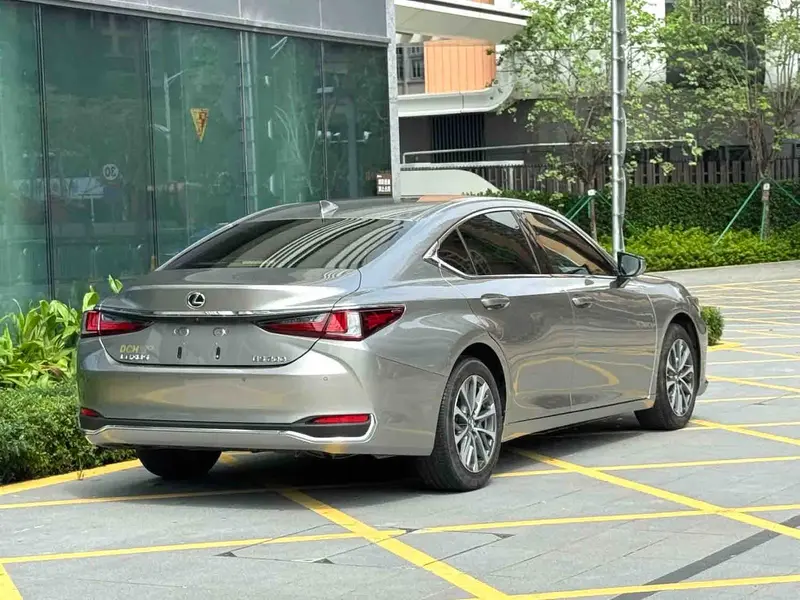 Vehicle photo 7