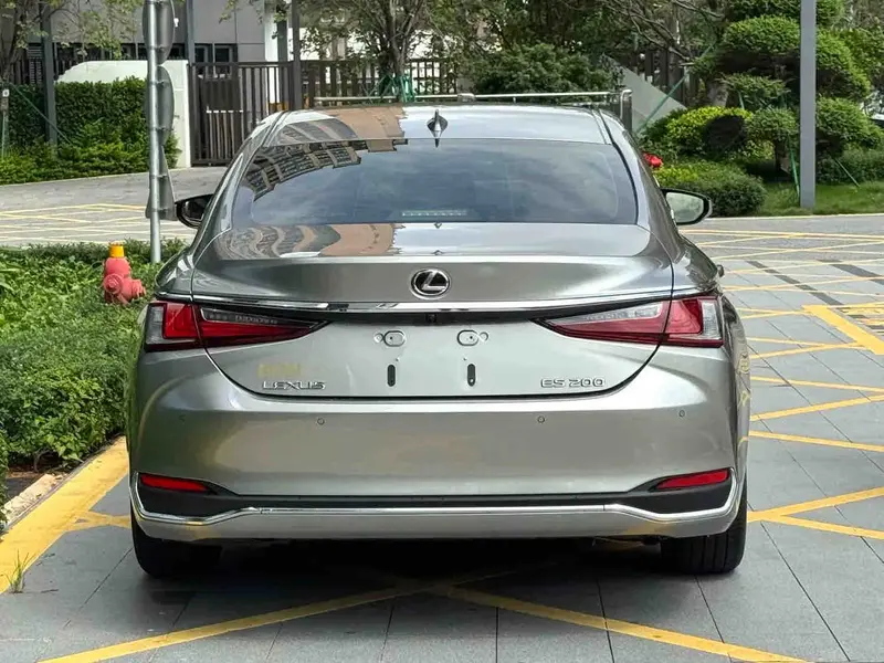 Vehicle photo 8