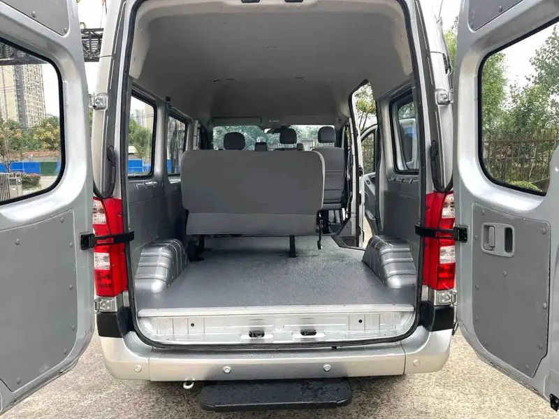Vehicle photo 9