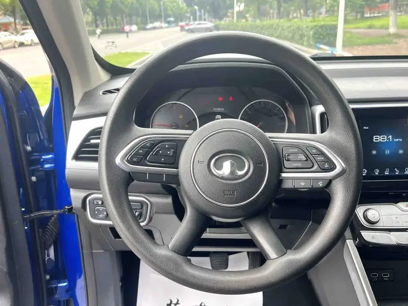Vehicle photo 7