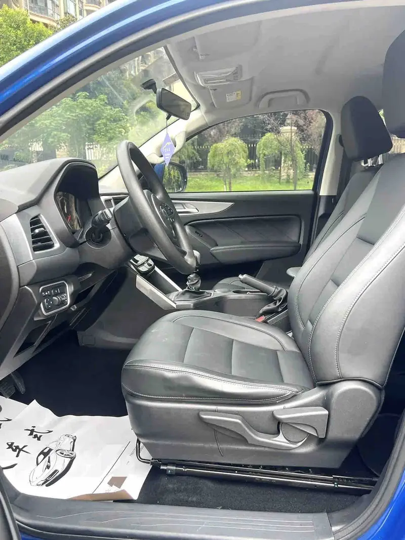 Vehicle photo 8