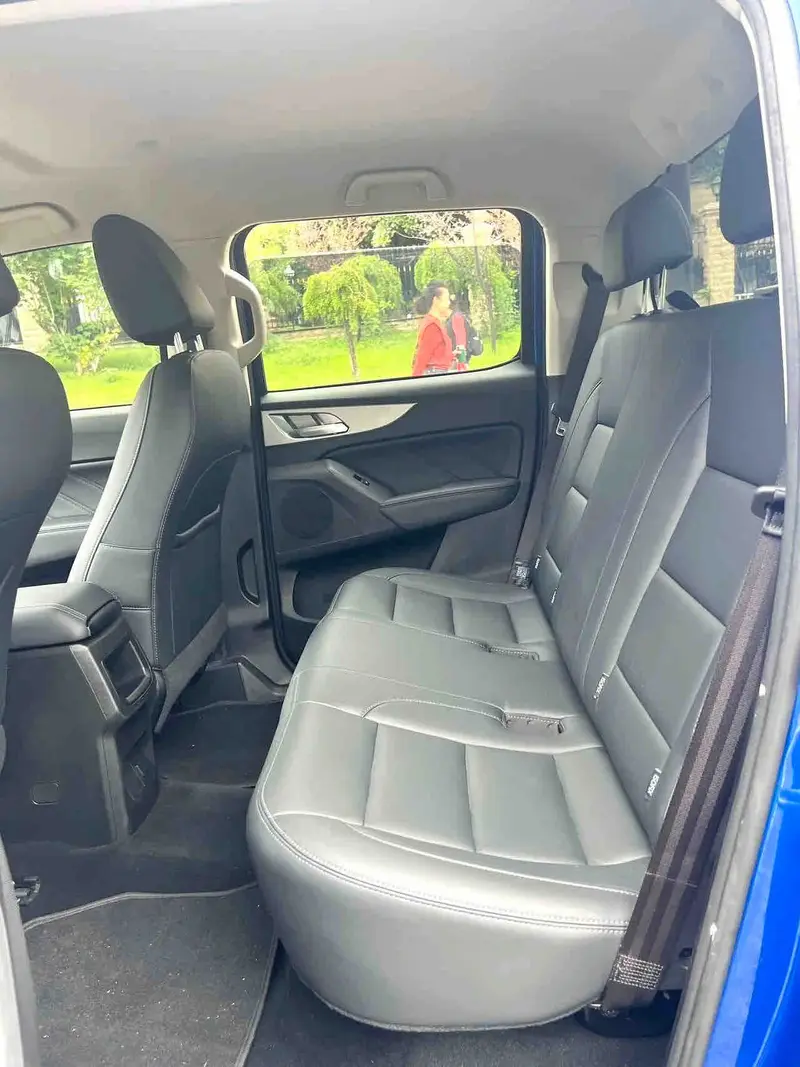 Vehicle photo 9