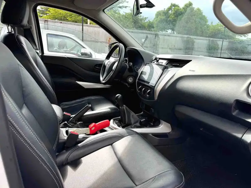 Vehicle photo 9