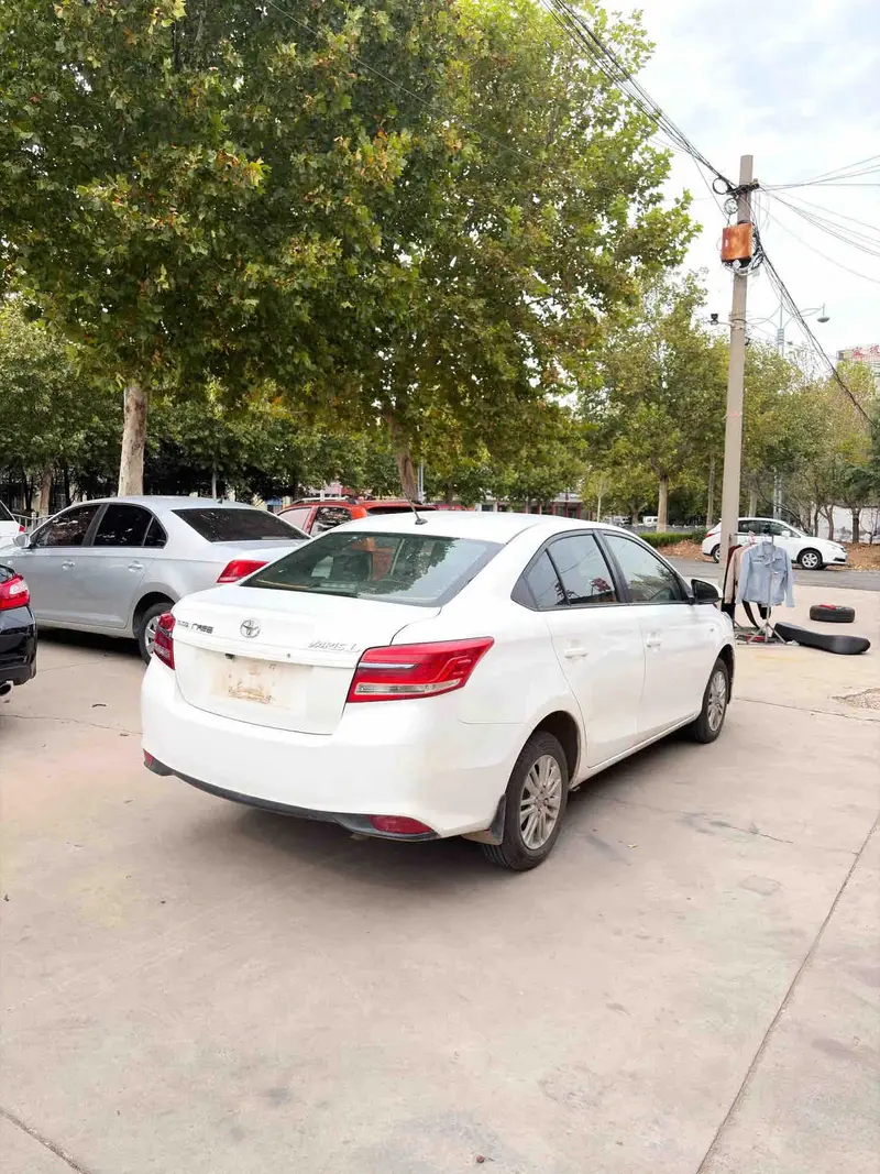 Vehicle photo 4