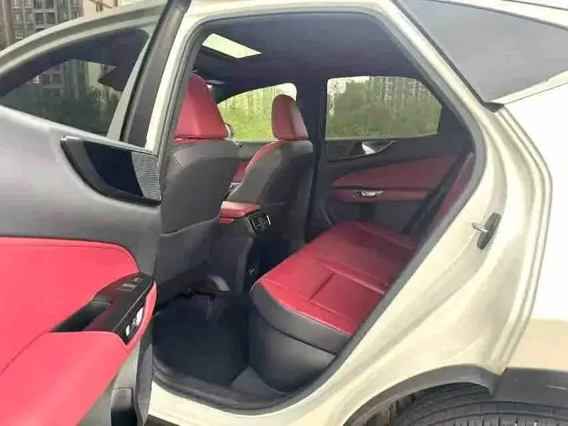 Vehicle photo 8