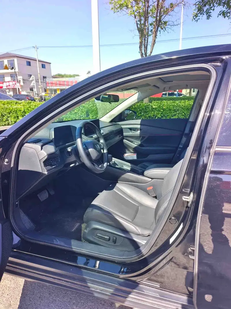 Vehicle photo 6