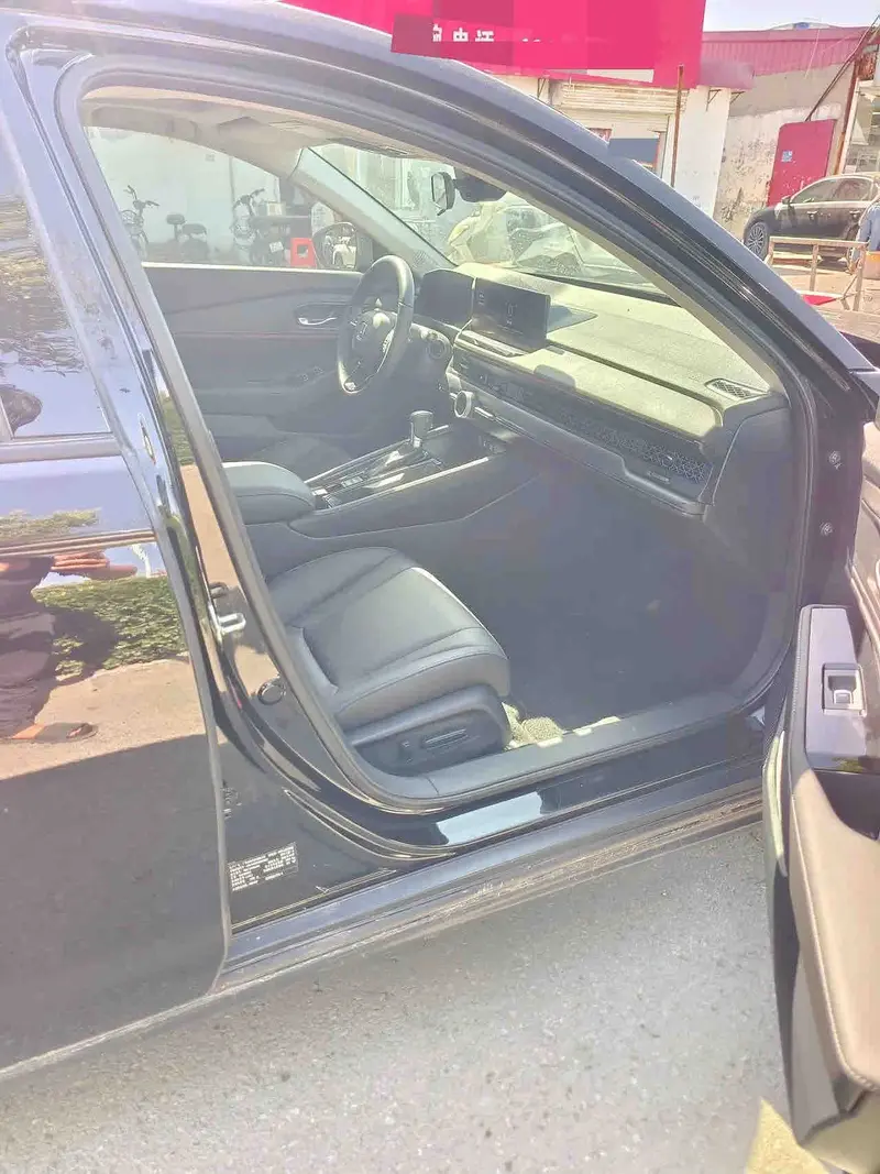 Vehicle photo 8