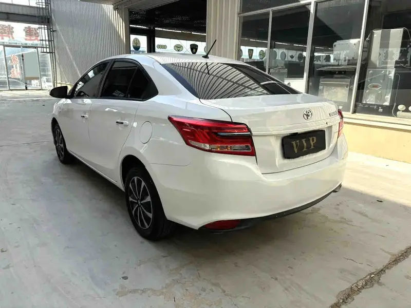 Vehicle photo 4