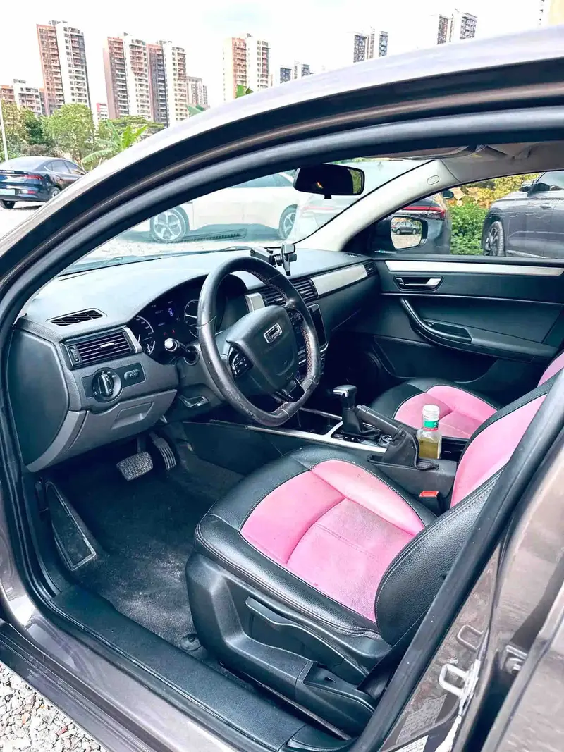 Vehicle photo 8