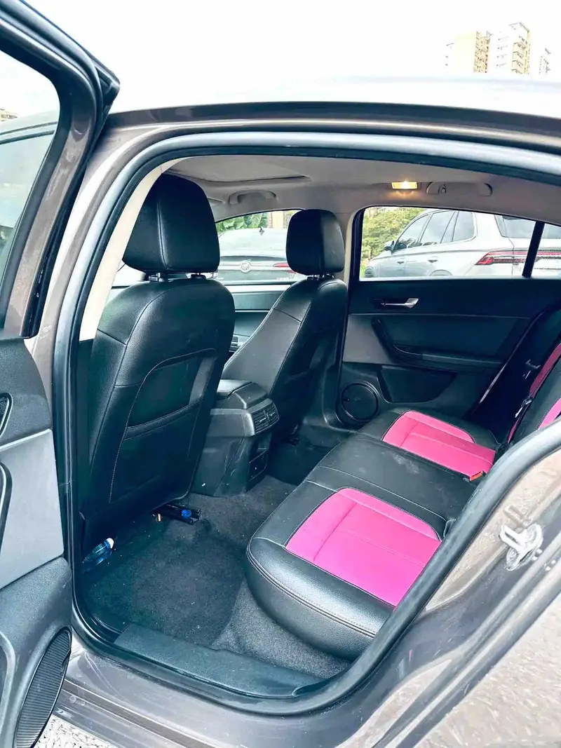 Vehicle photo 9