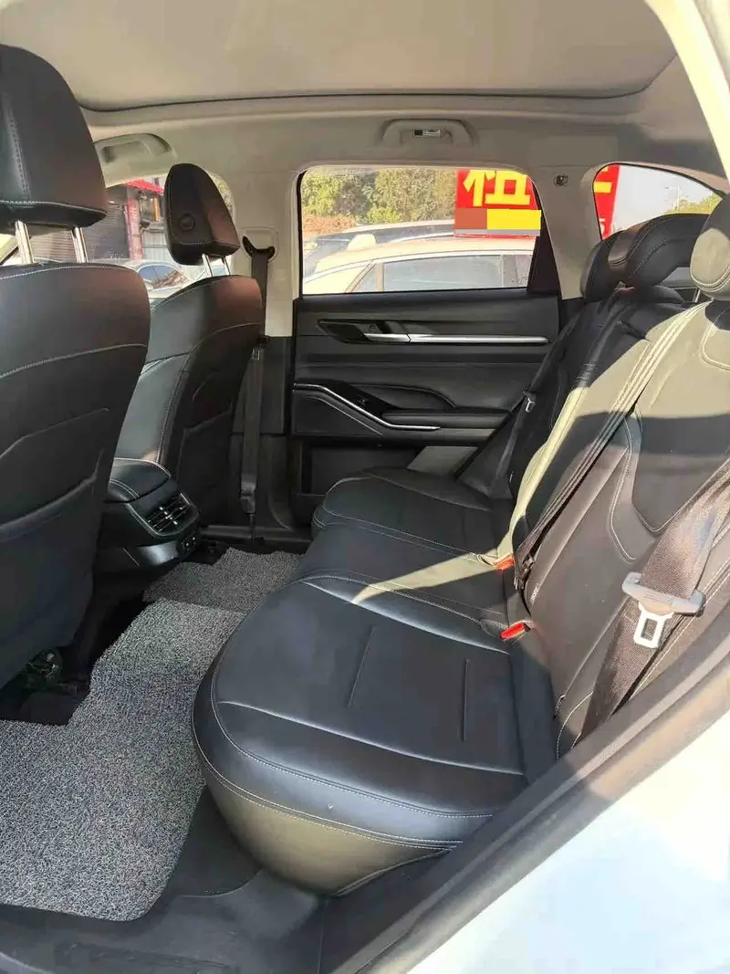 Vehicle photo 9