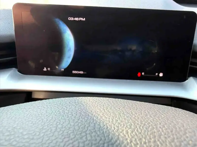Vehicle photo 10