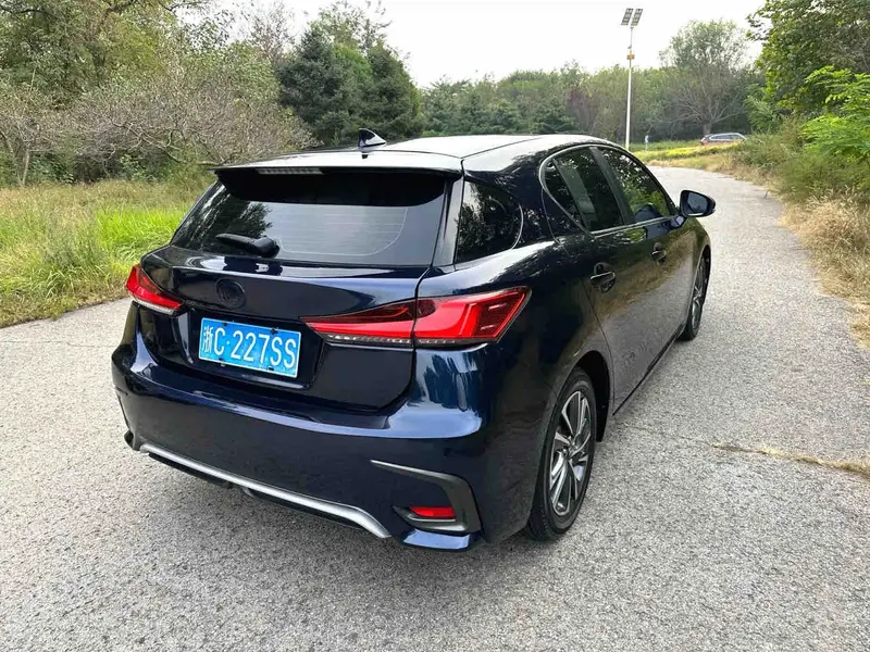 Vehicle photo 5