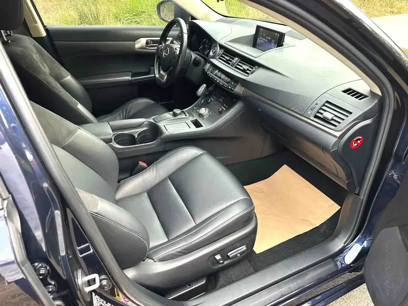 Vehicle photo 7