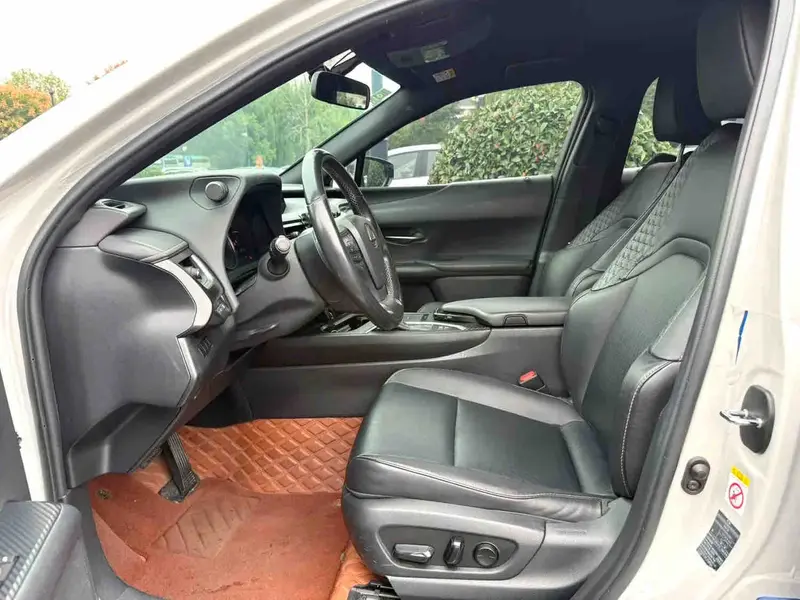 Vehicle photo 6