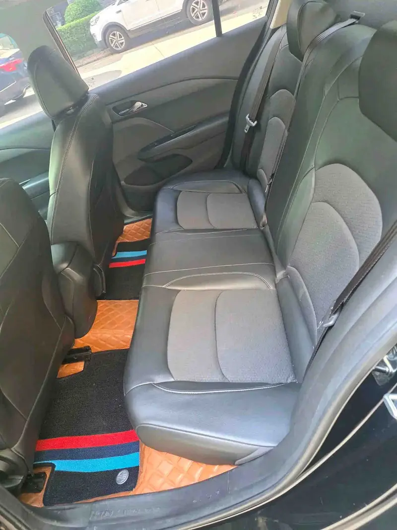 Vehicle photo 8