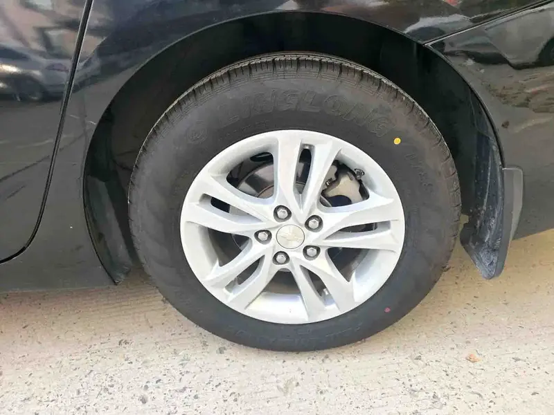 Vehicle photo 9