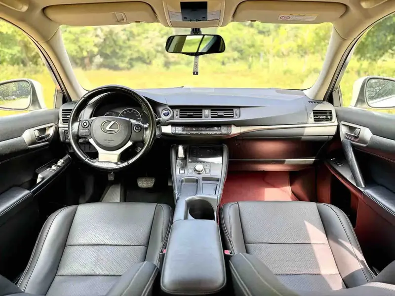 Vehicle photo 7