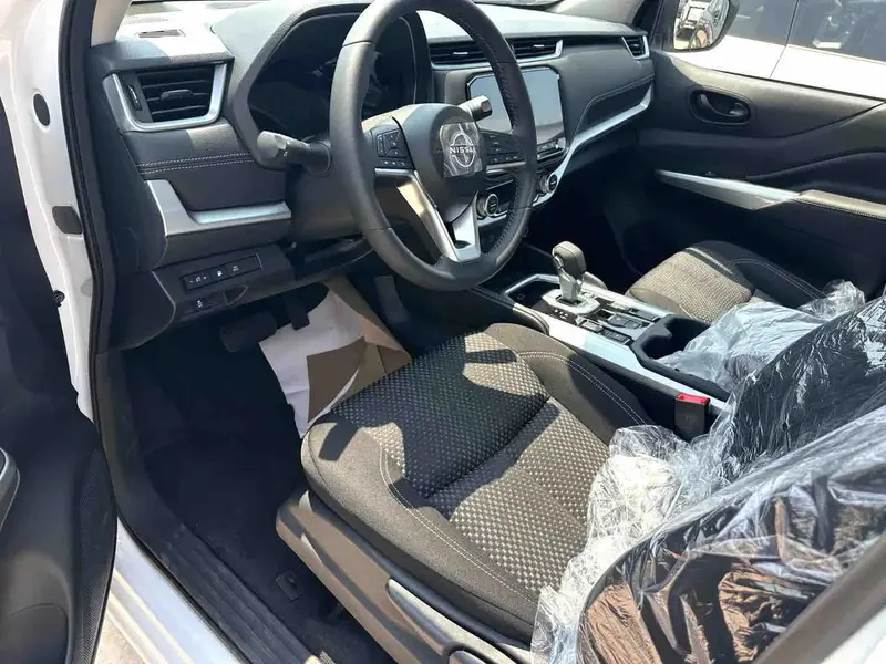 Vehicle photo 6