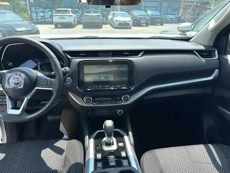 Vehicle photo 7
