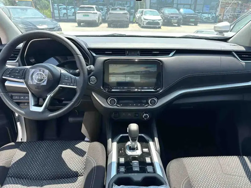 Vehicle photo 8