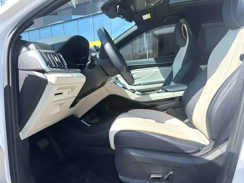 Vehicle photo 6