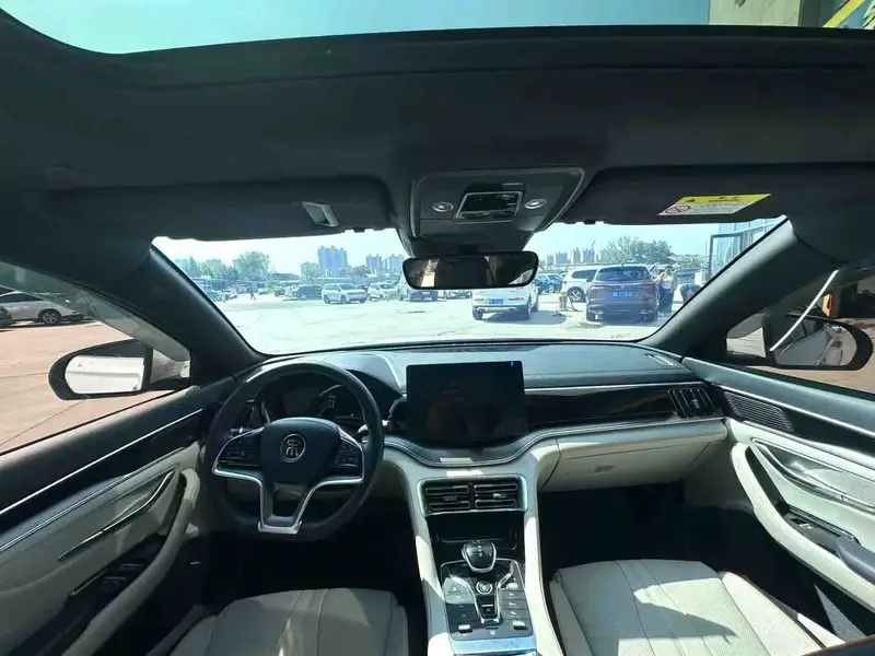 Vehicle photo 7