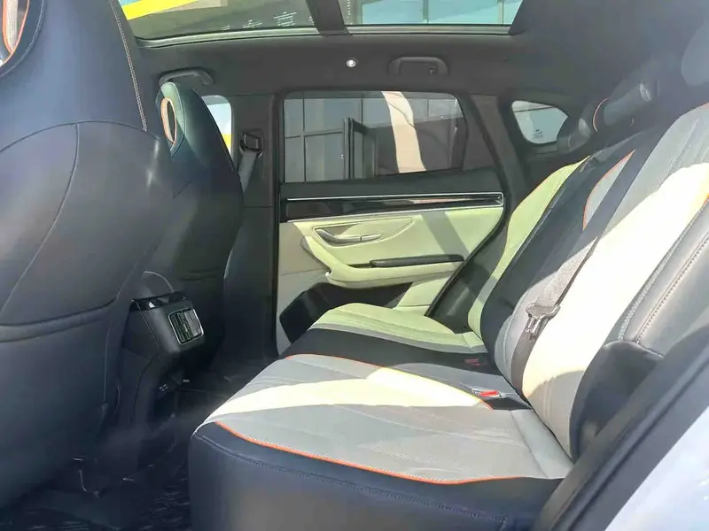 Vehicle photo 8