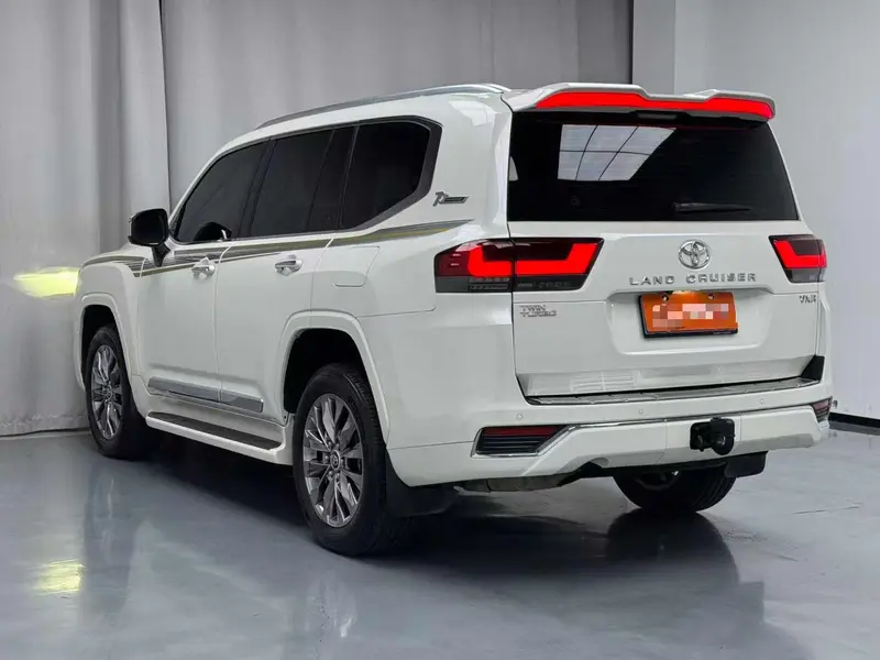 Vehicle photo 4
