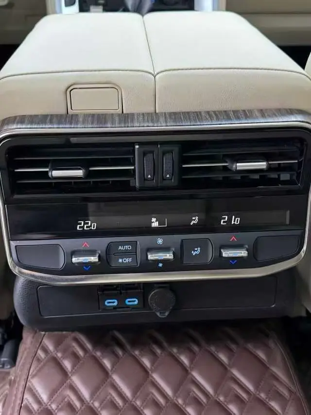 Vehicle photo 7