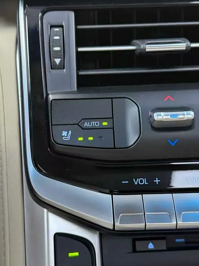 Vehicle photo 8