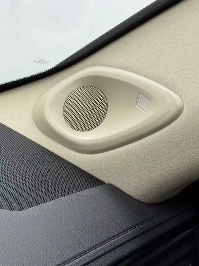 Vehicle photo 9
