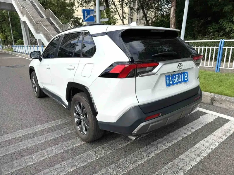 Vehicle photo 4