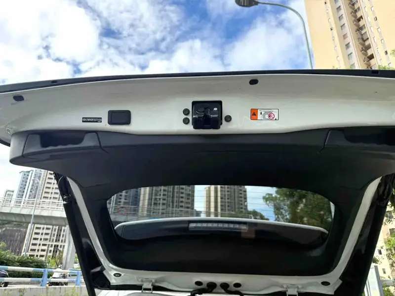 Vehicle photo 6