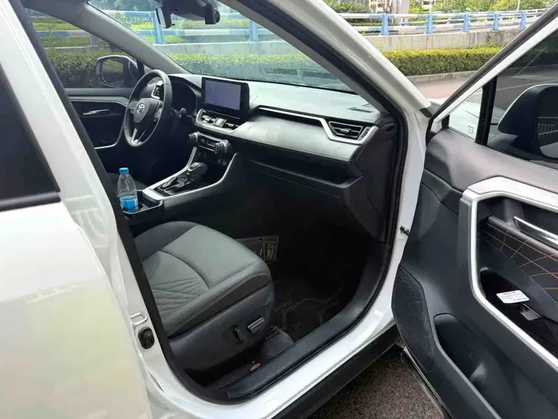 Vehicle photo 7