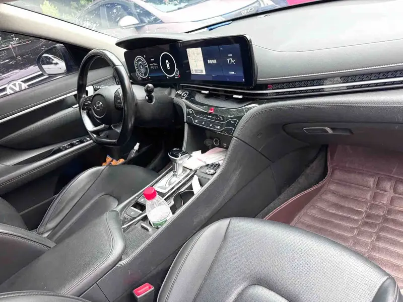 Vehicle photo 4