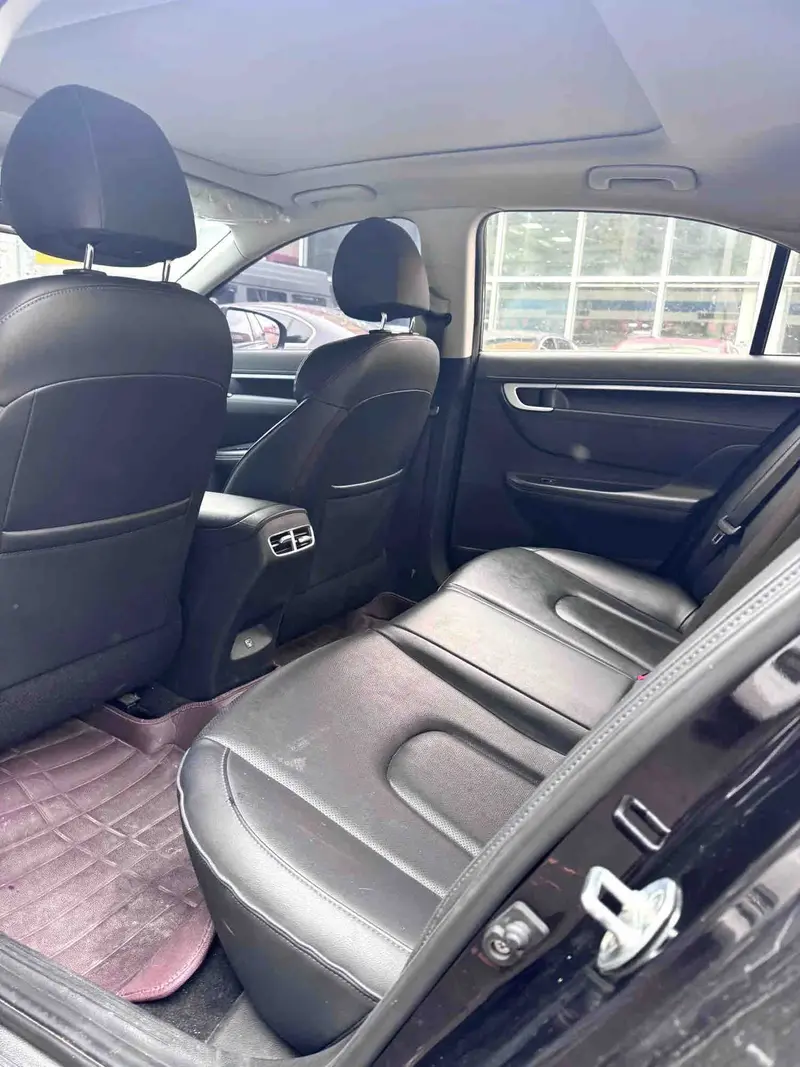 Vehicle photo 6