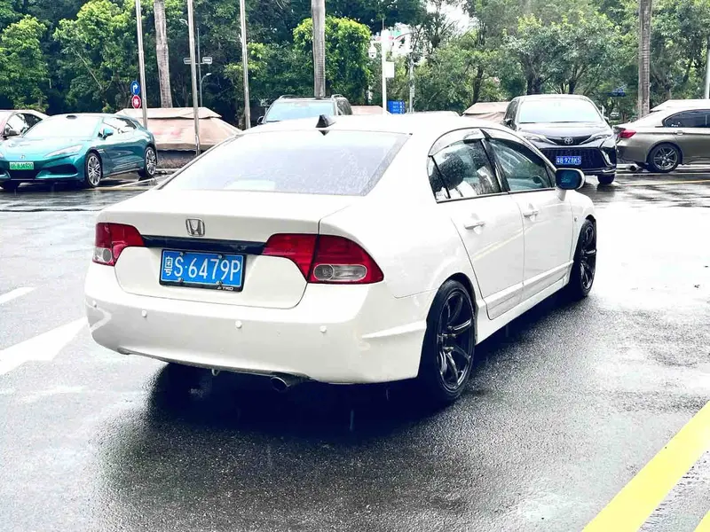 Vehicle photo 2