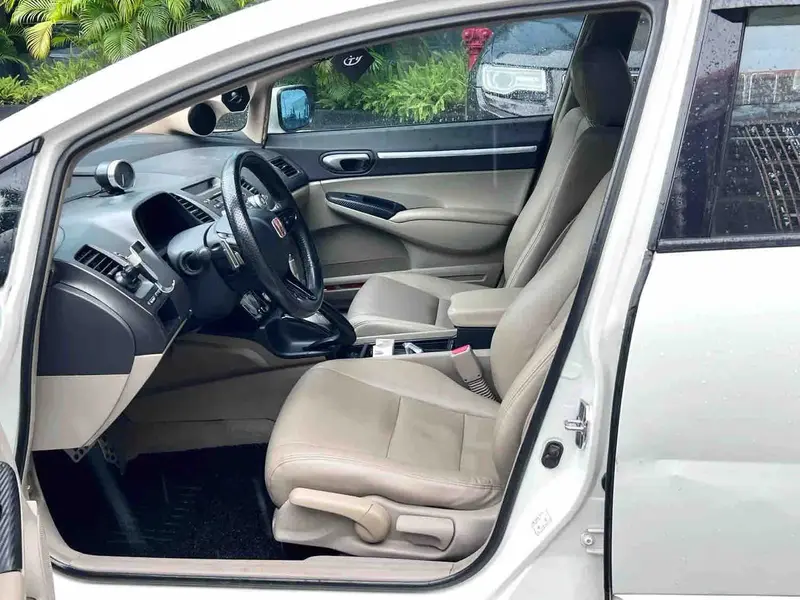 Vehicle photo 4
