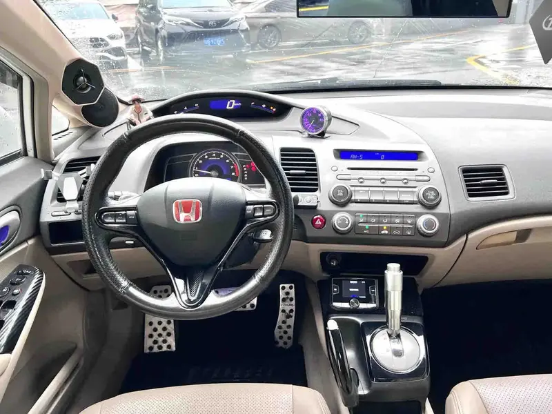Vehicle photo 5