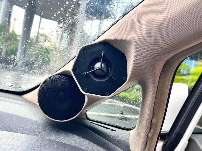 Vehicle photo 7